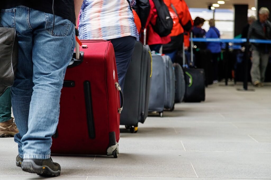 A restrição à entrada de imigrantes sem visto no Brasil tem se tornado um tema relevante no contexto das políticas migratórias do país. Desde a implementação de leis mais rigorosas em 2017, muitos cidadãos estrangeiros precisam obter visto antes de entrar no Brasil, especialmente aqueles de países como Estados Unidos, Japão, Austrália e nações da União Europeia. Esse controle visa aumentar a segurança nacional e garantir uma imigração mais organizada. Neste post, abordamos os impactos econômicos, sociais e humanitários dessa restrição, além de fornecer informações sobre como os imigrantes podem obter visto e se regularizar no Brasil. Se você é imigrante ou planeja se mudar para o Brasil, entenda os passos para obter seu visto e evite problemas na imigração.